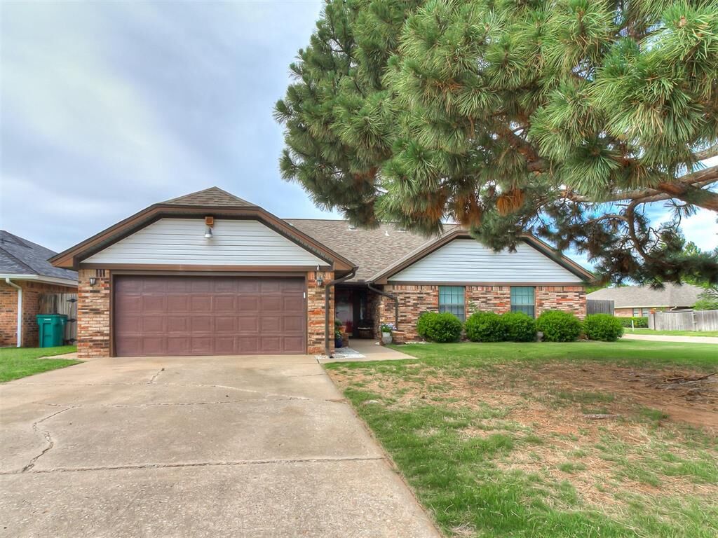 Property Photo:  8201 Willow Creek Boulevard  OK 73162 