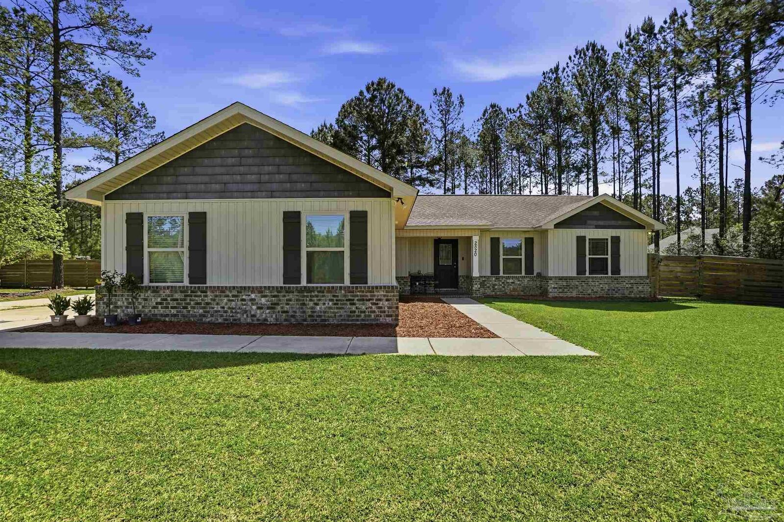 Property Photo: 2520 Ten Mile Rd FL 32571