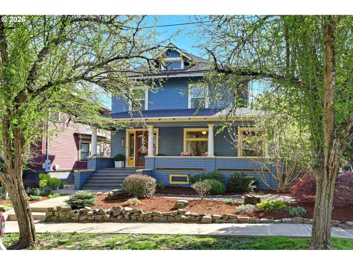 Property Photo:  2406 NE Halsey St  OR 97232 