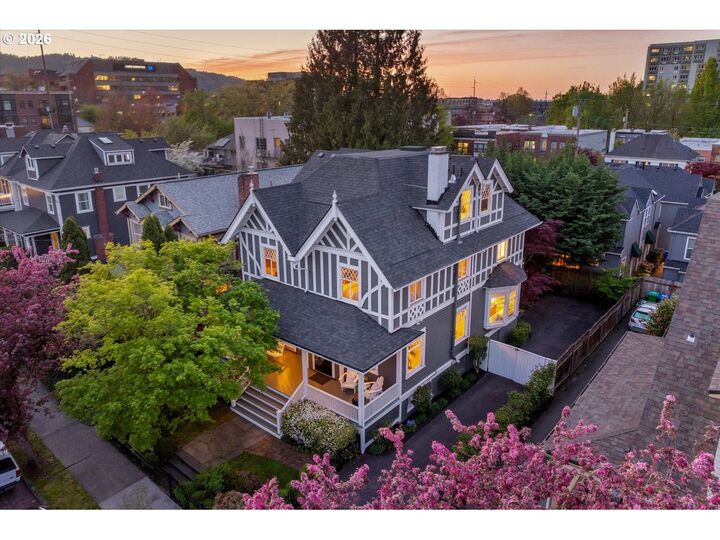 Property Photo:  2035 NW Kearney St  OR 97209 