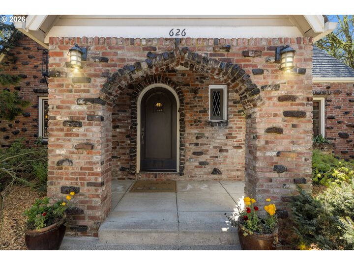 Property Photo:  626 SW Comus Ct  OR 97219 