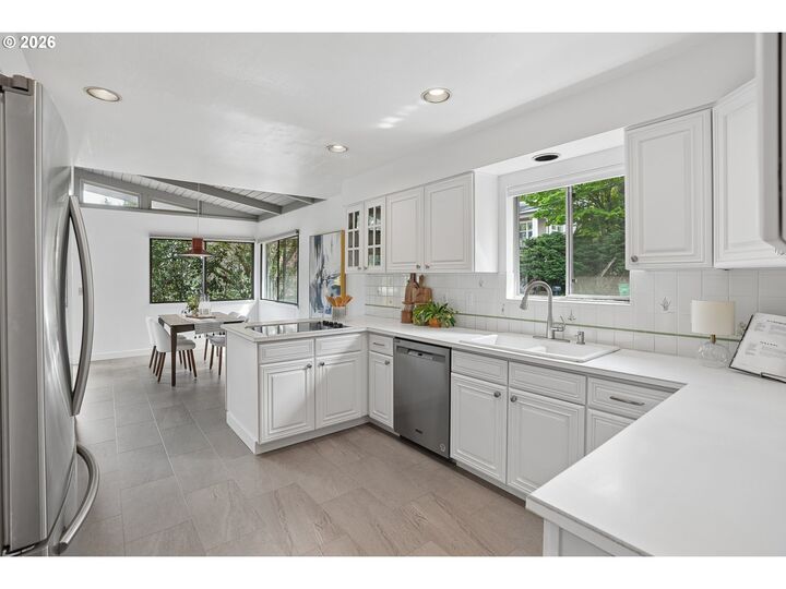Property Photo:  1733 SW Custer St  OR 97219 