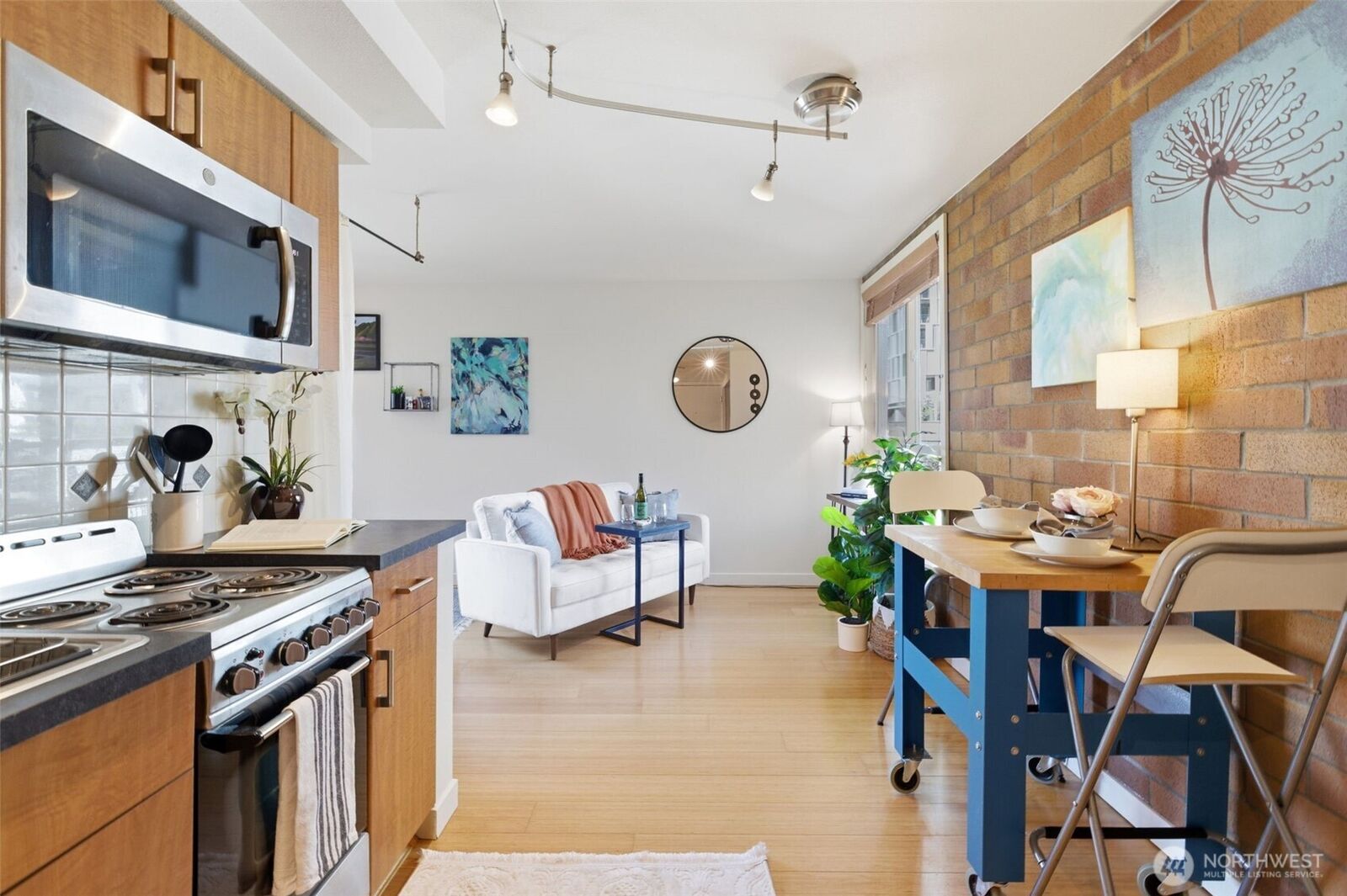 Property Photo:  905  Cherry Street 306  WA 98104 