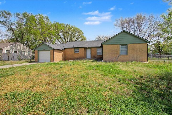 Property Photo:  620 N Oak St  KS 67052 