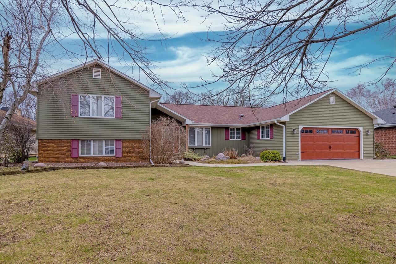 Property Photo:  335 Forest Lake Drive  WI 53563 