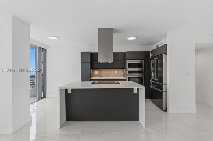 Property Photo:  19101 NE 36th Ct 1811  FL 33180 