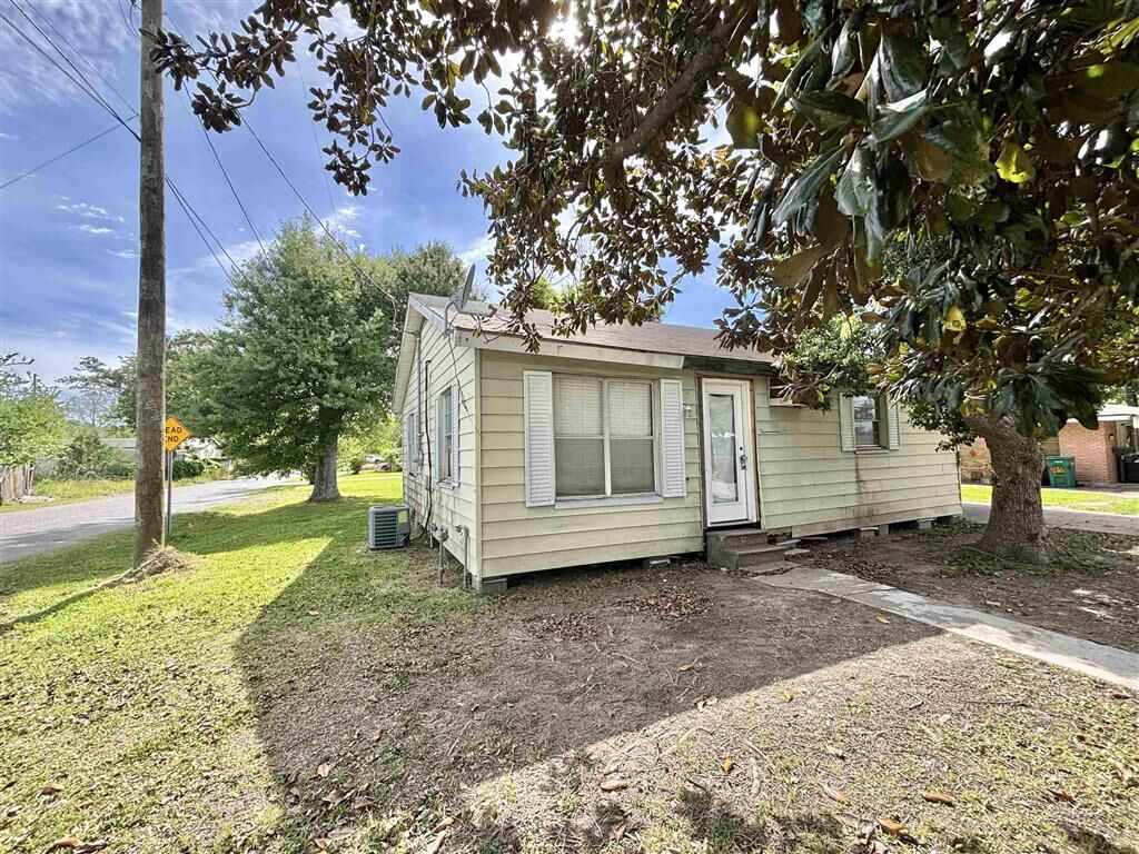 Property Photo:  418 N Claiborne Street N  LA 70663 