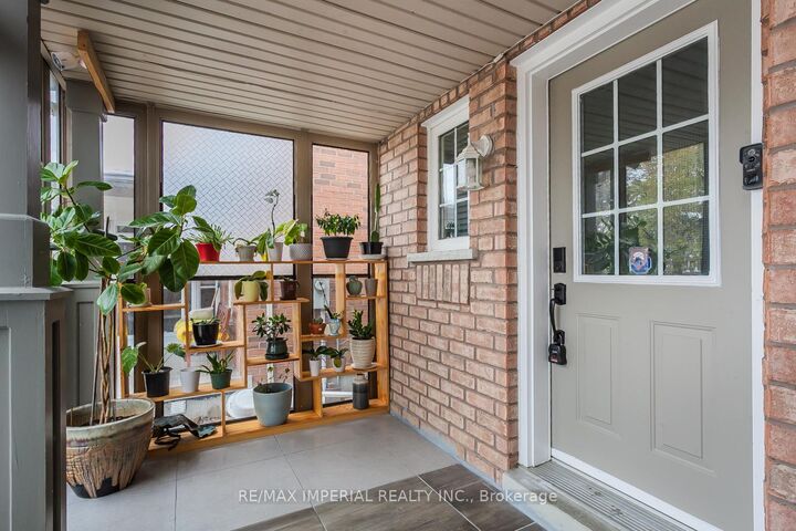 Property Photo: 85 Maple Ridge Crescent E ON L6E 1T8
