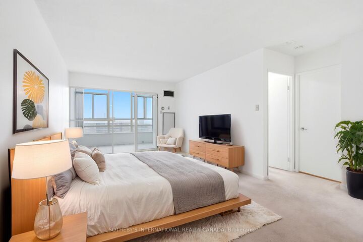 Property Photo: 75 King Street E 1609 ON L5A 4G5