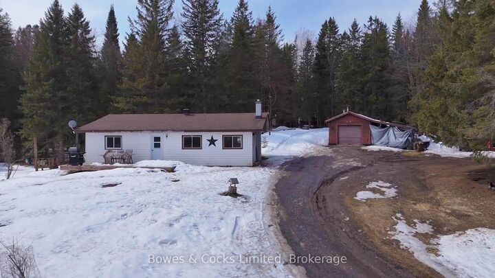1046 Detlor Road — photo 1