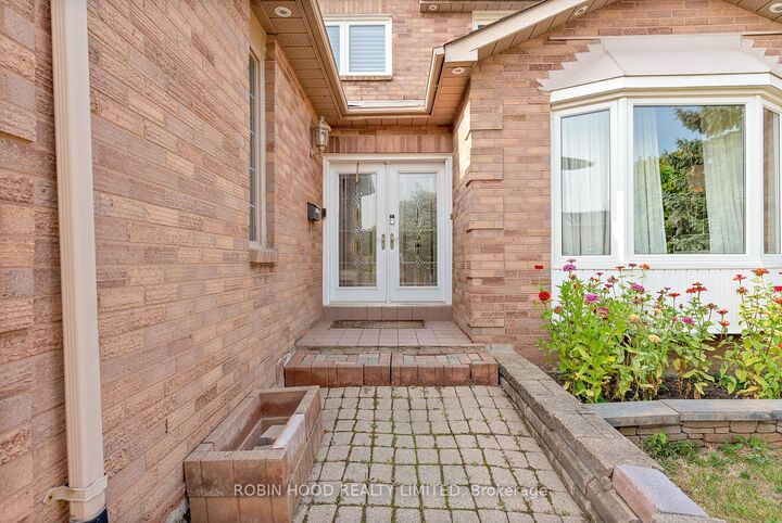 Property Photo: 22 Strangway Court ON L6Z 4L4