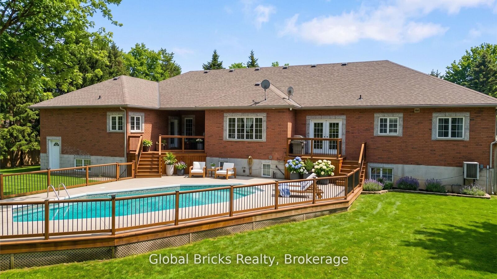 Property Photo: 14 Fisher Drive ON L0M 1J0