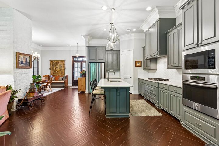 Property Photo:  8970 Carriagewood Estates Dr  LA 70817 