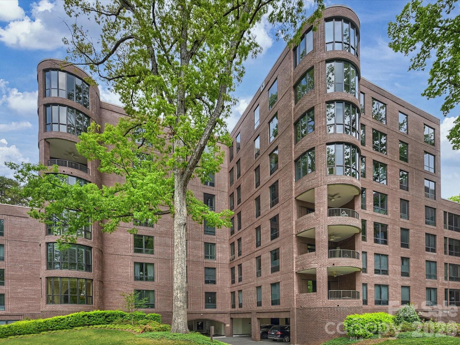 Property Photo:  840 Cherokee Road  NC 28207 