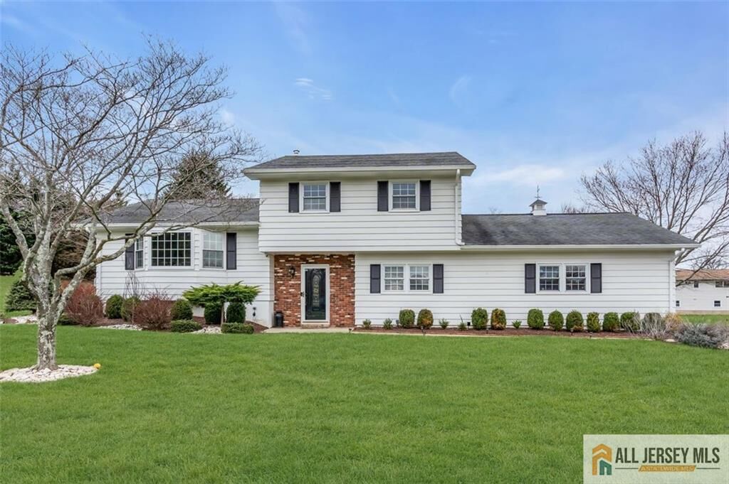 Property Photo:  5 Travis Court  NJ 08831 