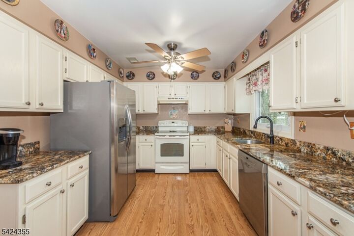 Property Photo:  4 Lisa Ct  NJ 07876 