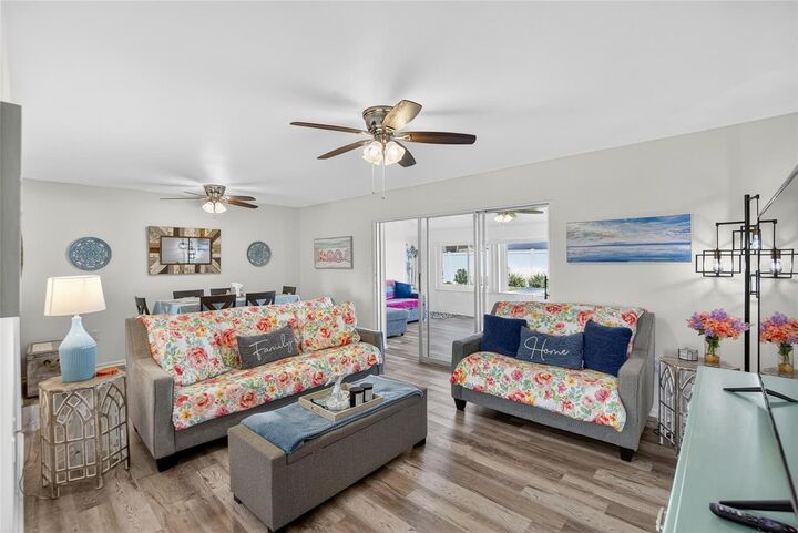 Property Photo: 809 Oakmont Avenue FL 33573