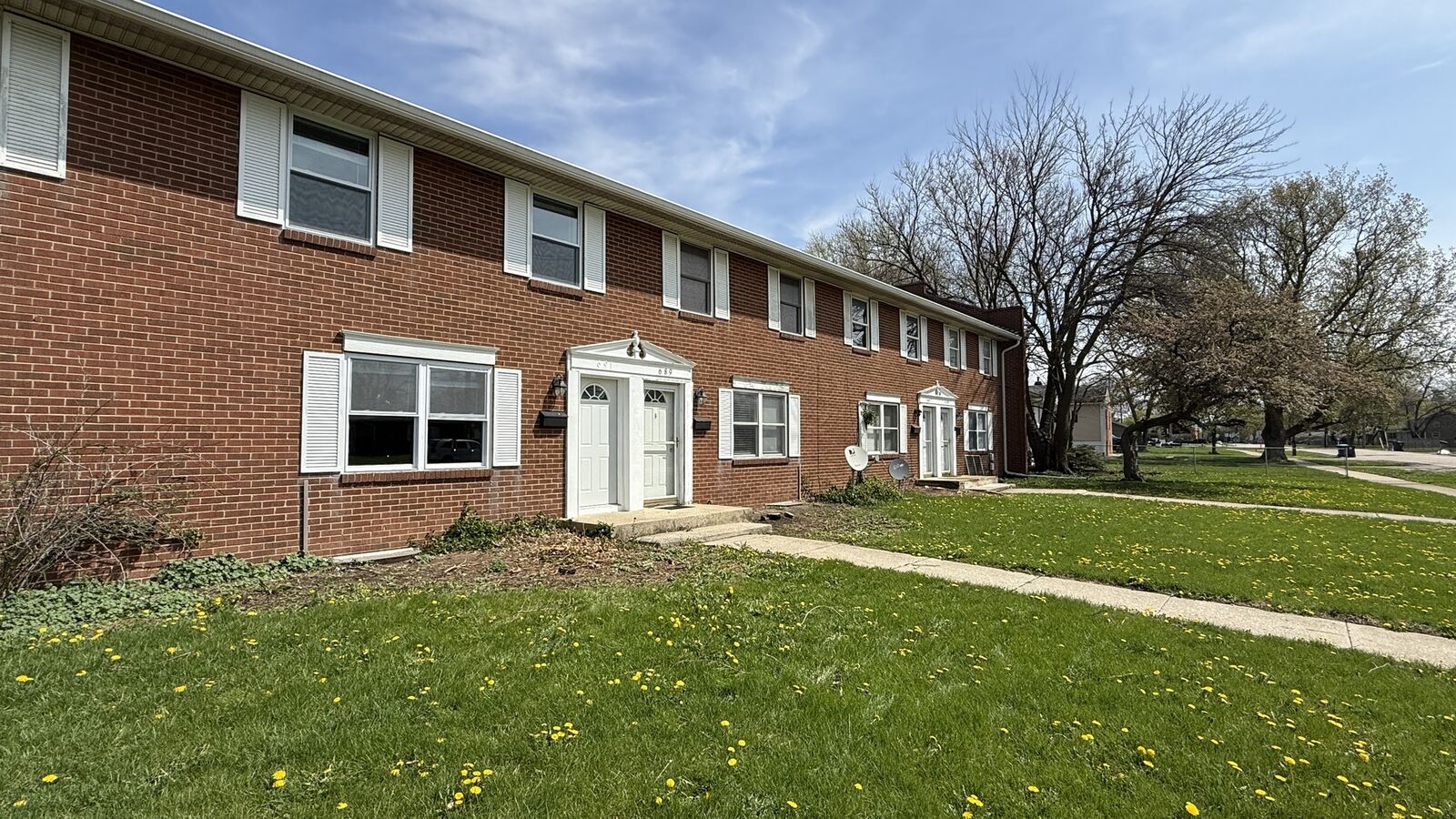 Property Photo:  691 Old Indian Trail Road  IL 60506 