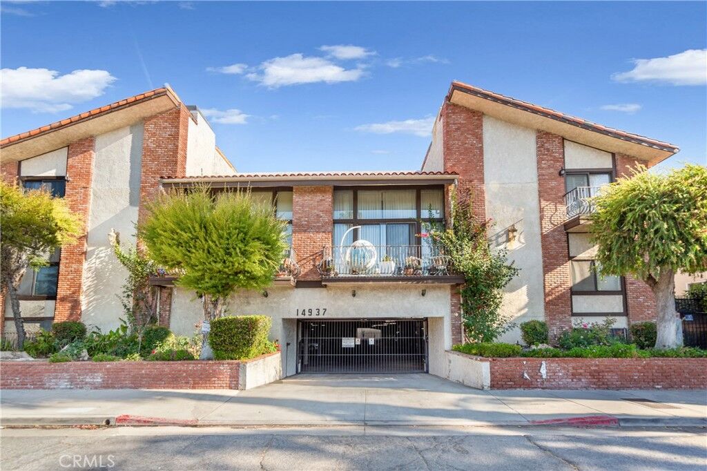 Property Photo:  14937 Sherman Way 5  CA 91405 