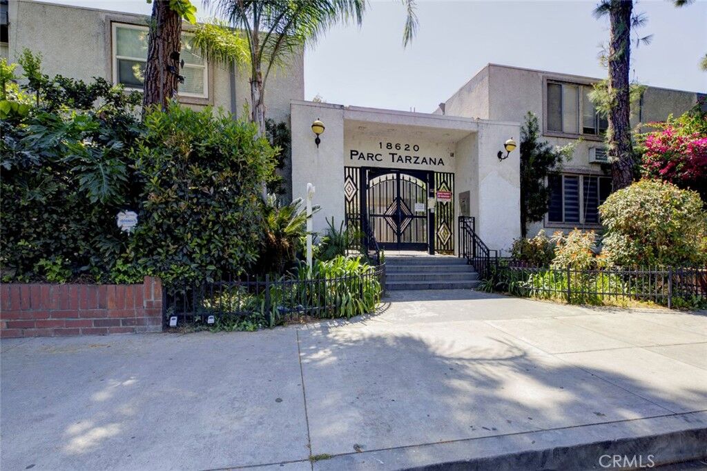 Property Photo:  18620 Hatteras 266  CA 91356 