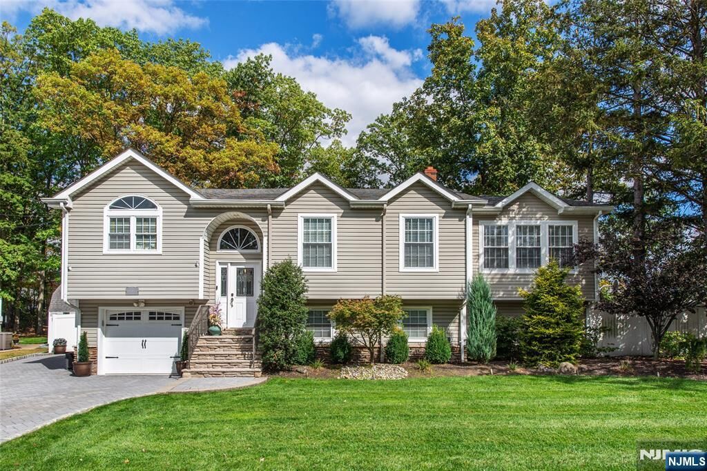 Property Photo:  6 Melissa Drive  NJ 07512 