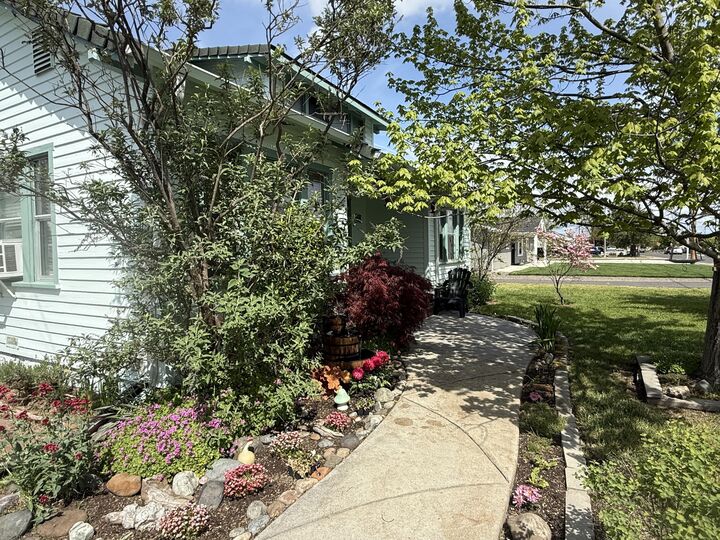 Property Photo: 2717 Howard Avenue OR 97501