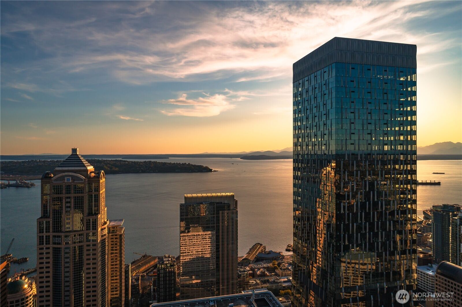 Property Photo:  1340  4th Avenue 5803  WA 98101 