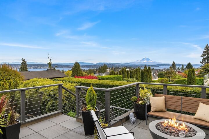 Property Photo:  7310  51st Avenue NE  WA 98115 