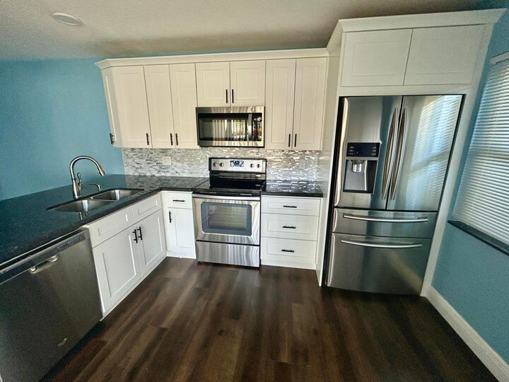 Property Photo:  4802 Roxbury Court  FL 33436 