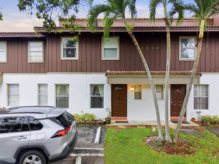 Property Photo:  3920 Woodside Drive Apt 11  FL 33065 