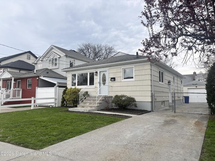 Property Photo:  527 Willowbrook Road  NY 10314 