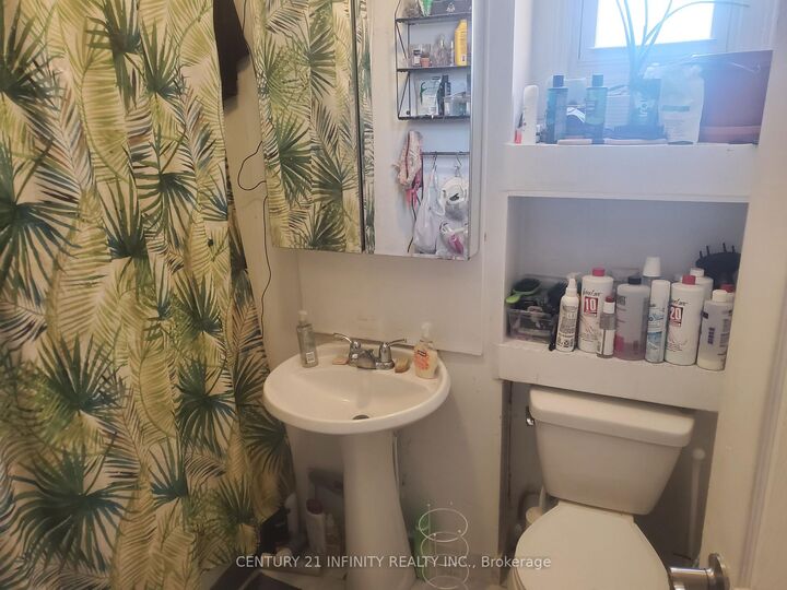 Property Photo:  134 Simcoe Street S 2  ON L1H 4G9 