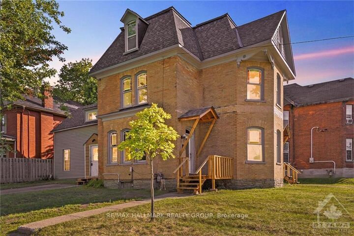 Property Photo:  42 Church Street W  ON K7A 1P7 