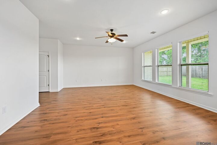 Property Photo: 1932 Meadow Oak Dr LA 70776