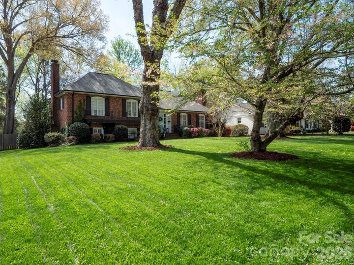 Property Photo:  1419 Cavendish Court  NC 28211 