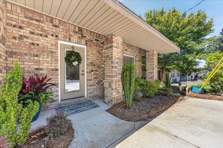 Property Photo:  202 SE Alconese Avenue  FL 32548 