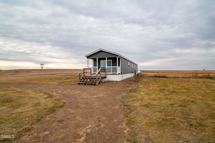 Property Photo:  6812 E Schatz Lane  ND 58533 