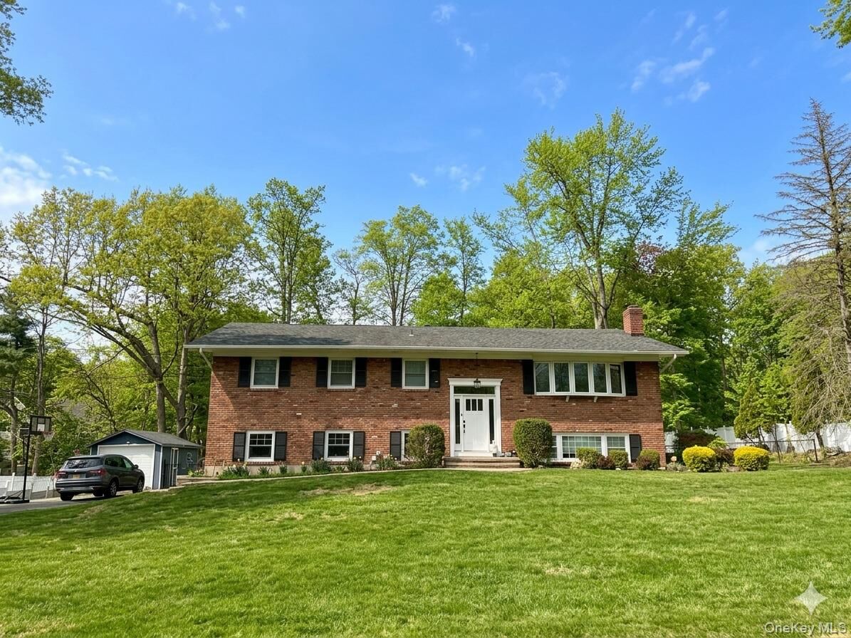 Property Photo:  10 Little Brook Lane  NY 10956 