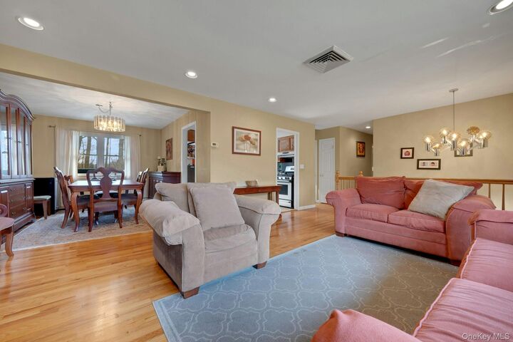 Property Photo:  6 Foxwood Lane  NY 10594 