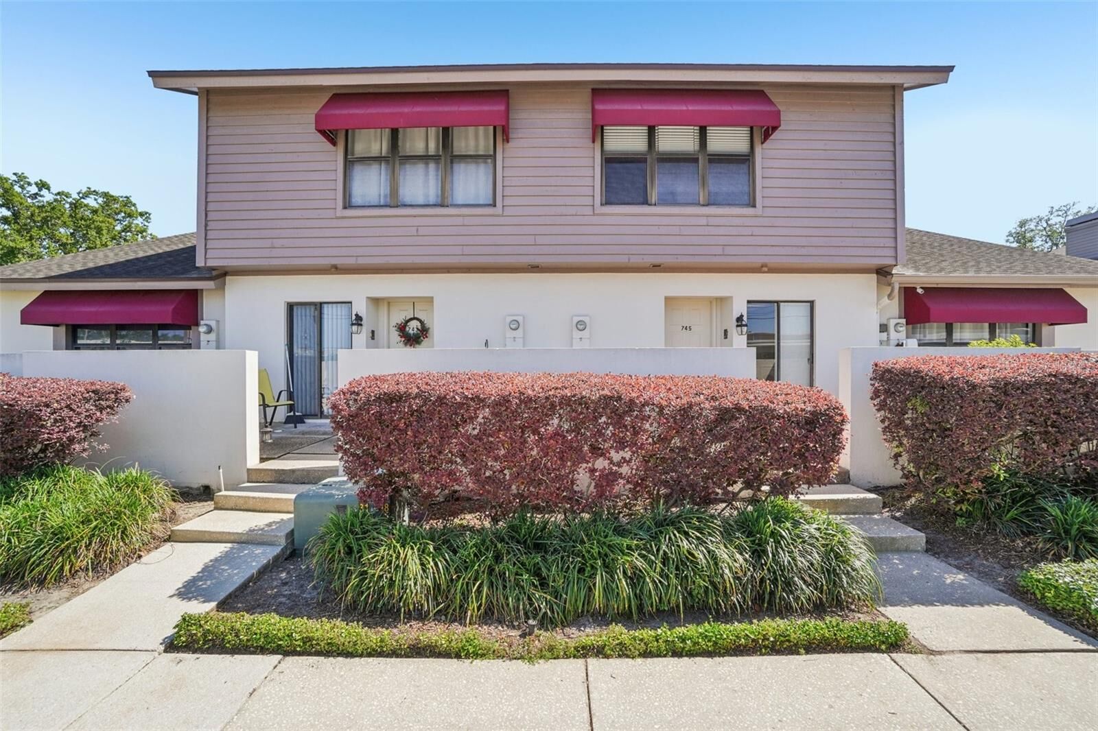 Property Photo: 745 Oak Park Place FL 33511