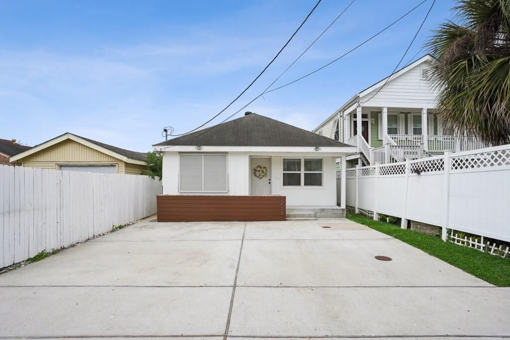 Property Photo:  2418 New York Street  LA 70122 