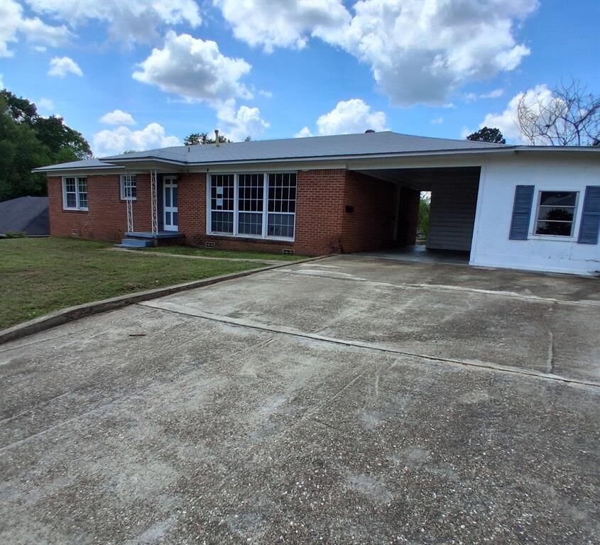 Property Photo: 910 Success Street TX 75644