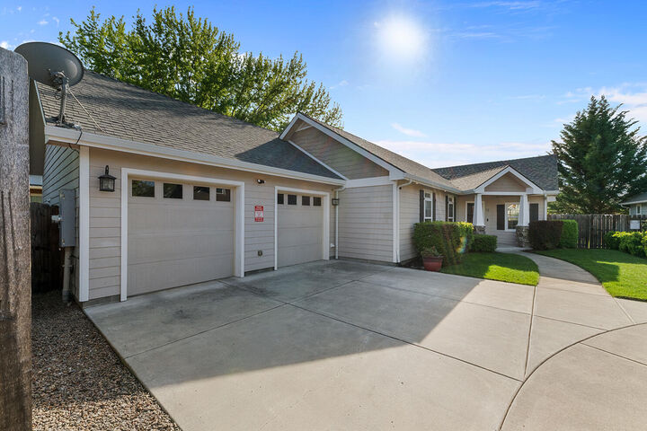 Property Photo:  72 Pineridge Lane  OR 97524 