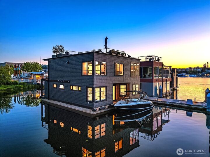 Property Photo:  2821  Fairview Avenue E 5  WA 98102 