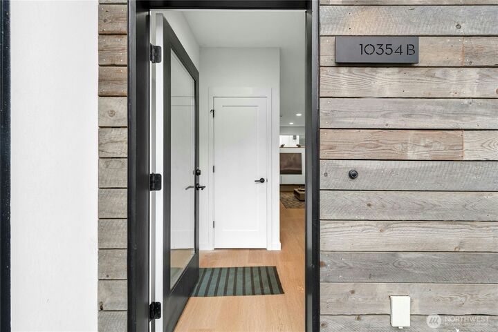 Property Photo:  10354  Wallingford Avenue N B  WA 98133 