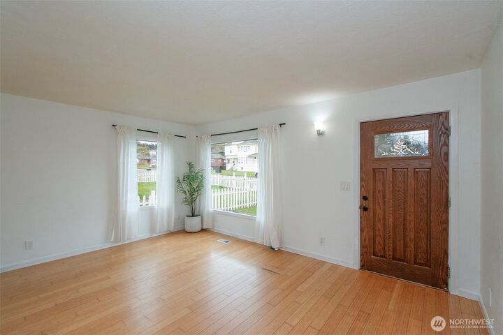 Property Photo:  1117 E 4th Street  WA 98362 