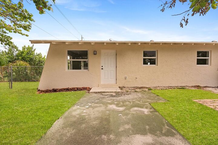 Property Photo:  821 Northview Drive  FL 33458 