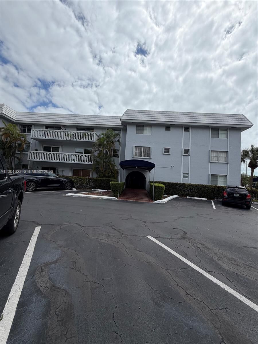 Property Photo:  100 Edgewater Dr 127  FL 33133 