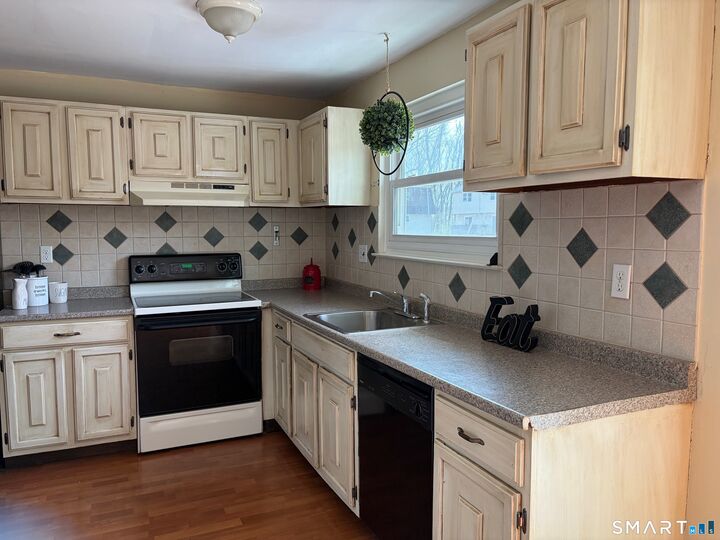 Property Photo:  302 Blackstone Village 302  CT 06450 