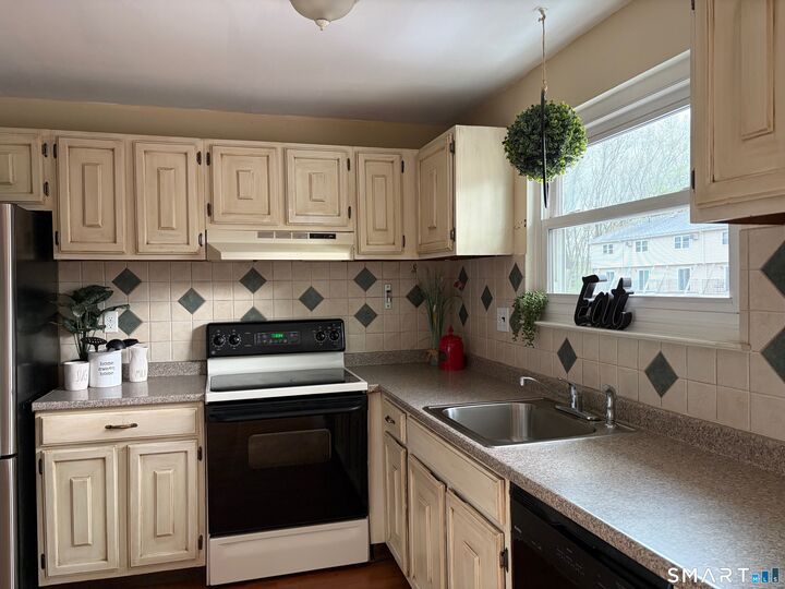 Property Photo:  302 Blackstone Village 302  CT 06450 